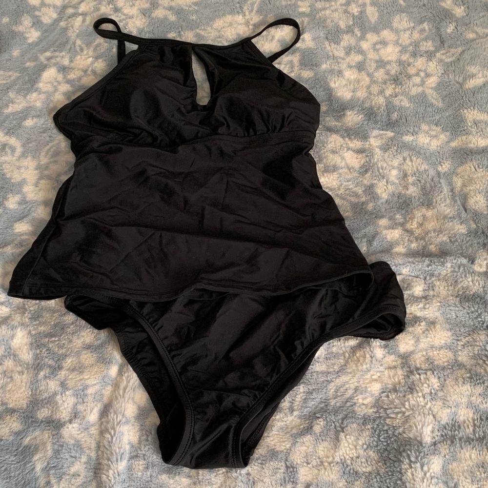 Ellen Tracy black halter tankini swimsuit, size medium ⭐️
Never used